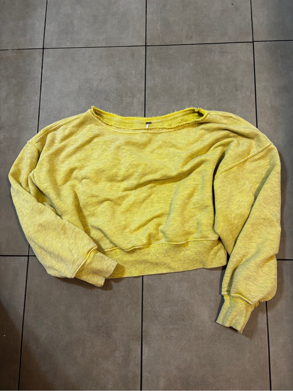 Free People boxy Women’s Yellow Cropped Crewneck Sweatshirt raw edge collar S